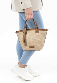 Borsa a tote beige con texture intrecciata, accenti in pelle marrone e manici corti. Presenta hardware dorato e un'etichetta con il marchio.