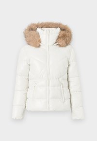 Witte gewatteerde winterjas met een ritssluiting aan de voorkant, zijzakken met rits en een capuchon met bruine nepbont-afwerking.