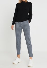 Object Neule - black