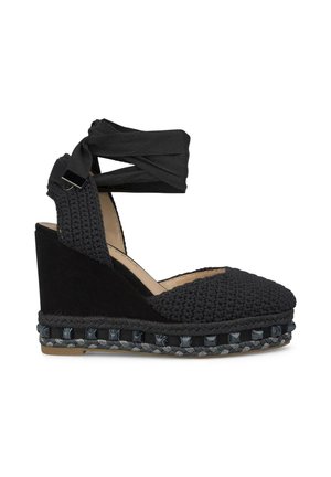 Espadrille noire à talon compensé avec une tige en toile tricotée, présentant une finition texturée, des sangles en tissu ajustables et une semelle en jute tressé.