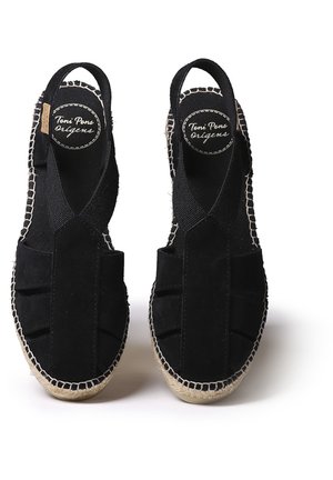 Espadrilles noir à bride arrière avec semelles en jute cousues et brides élastiques croisées, portant la marque "Toni Pons Origens" sur les semelles intérieures.