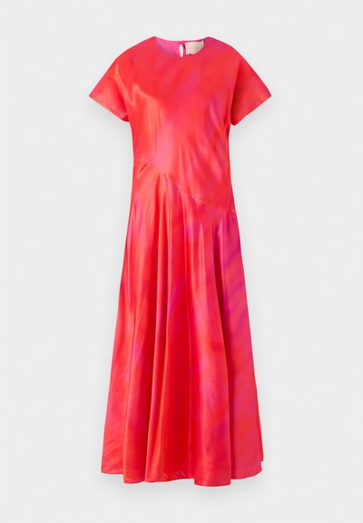 Gaun satin lengan pendek dengan gradasi warna merah muda dan koral. Mengusung kerah bulat, draping samping, dan bukaan kunci di bagian belakang. Siluet yang mengalir.