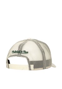 Weißer Netz-Basketballhut mit verstellbarem Snapback-Riemen und dunkelgrünem "Mitchell & Ness"-Stickerei auf dem hinteren Panel.