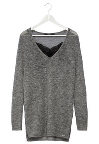 Pull gris à manches longues col en V avec détail en dentelle noire à l'encolure, suspendu sur un cintre blanc sur fond blanc.