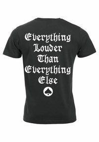 Sort bomulds t-shirt med fed hvid gotisk tekst på ryggen: "Alt højere end alt andet," med et spadegrafik nedenfor.