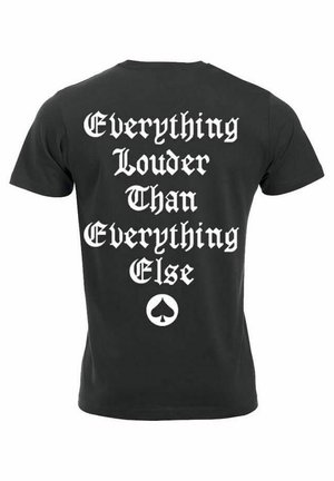 Zwarte katoenen t-shirt met gedurfde witte gotische tekst op de achterkant: "Alles Louder Dan Alles Anders," met een schoppenafbeelding eronder.