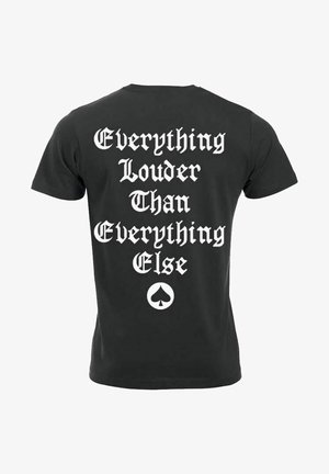 Schwarzes Baumwoll-T-Shirt mit fettem weißen gotischen Text auf der Rückseite: "Alles lauter als alles andere", mit einer Pik-Grafik darunter.