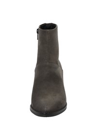 Stivale alla caviglia in suede grigio con una texture liscia, punta rotonda e zipper laterale. Presenta una suola in gomma nera e dettagli di cucitura minimi.