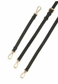 Czarny skórzany pasek z trzema sekcjami, każda z zapięciami w kolorze złotym. Gładka tekstura i płaski design zapewniają wszechstronność.