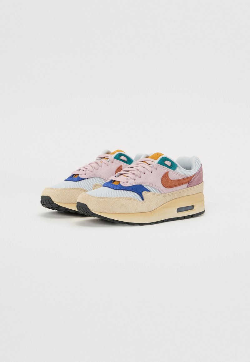 Sneakers van gemengde materialen in roze, blauw en beige. Suède en mesh elementen, ronde veters en zichtbare luchtkussens in de zool.