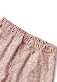 Rožinės spalvos audinys su gėlių raštu ir elastine juostos, kuriame matomos mažos daugiaspalvės gėlės. Tekstūra yra lygi ir lengva.