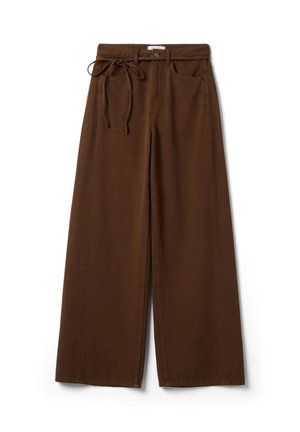 Pantalon large marron avec poches avant, passants pour ceinture, fermeture par bouton et ceinture en tissu nouée à la taille.