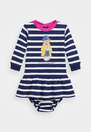 Robe bébé rayée bleu marine et blanche à manches longues, col rose, ourlet volanté, avec un imprimé nounours en imperméable jaune et chapeau bleu.