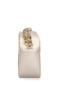 Beige Handtasche aus Kunstleder mit goldener Kettenriemen, rechteckiger Form, glatter Textur und dezentem Nähdetail entlang der Kanten.