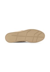 Zapatilla de color beige claro con una suela de goma texturizada, que cuenta con un diseño simple y un patrón de banda distintivo para mejorar la tracción y la durabilidad.