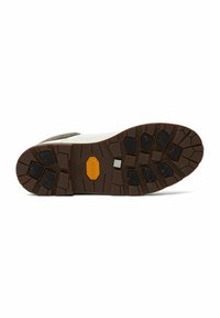 Suola Vibram con una base in gomma marrone caratterizzata da lugs esagonali e accenti arancioni. Suola intermedia bianca con dettagli in tessuto grigio sulla parte superiore.