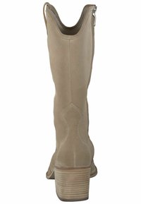 Stivali alti in suede beige, con punta arrotondata, cuciture texture e tacco impilato. Presentano una cerniera laterale per un facile indossamento.