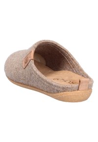 Pantofole in feltro marrone, con una forma arrotondata, una soletta in sughero naturale e un piccolo dettaglio in pelle vicino al tallone. Design leggero e flessibile.