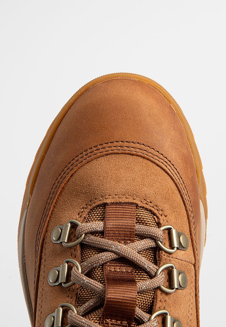 Braune Wildleder-Wanderschuhe mit runder Zehenform, Metallösen und strukturierten Schnürsenkeln. Beachten Sie die Gummisohle für Traktion und Langlebigkeit.