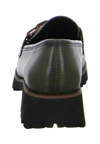 Chaussure en cuir vert olive avec une tige texturée et une semelle en caoutchouc noir épais. Présente un dos arrondi et des éléments décoratifs en brun.