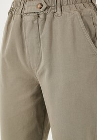 LELA REGULAR FIT - Püksid - light khaki