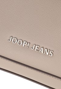 JOOP! Jeans CORNICE ORNELA - Handväska - greige