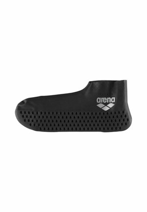 Scarpa da nuoto in gomma nera con suola perforata e logo Arena sul lato, progettata per attività acquatiche e resistenza allo scivolamento.
