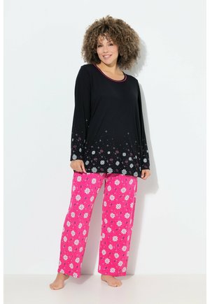 Schwarzes Langarmoberteil mit bunten Sternmustern am Saum und rosafarbene Schlafanzughose mit weißen Blumen auf einem rosafarbenen Hintergrund.