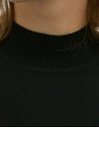 Maglione a collo alto nero, a coste, con un design aderente. Tessuto liscio, con un collo alto e dettagli di cucitura sottili.
