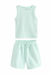 Mintgrön ribbad tanktop och shorts set med elastisk midja, sidofickor, och "BAKER" tryck i vitt på shortsen.