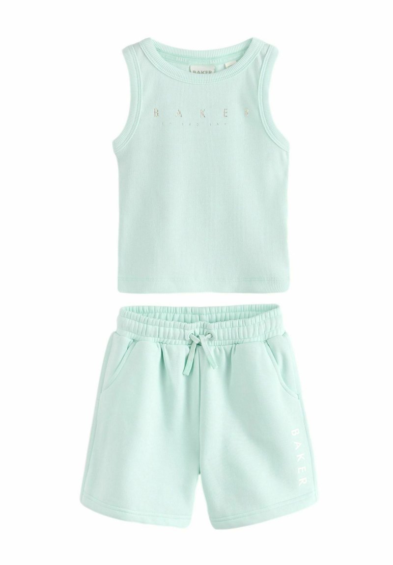 Mintgrön ribbad tanktop och shorts set med elastisk midja, sidofickor, och "BAKER" tryck i vitt på shortsen.