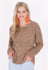 Maglione marrone, lavorato a maglia grossa, con macchie colorate di rosa, giallo e blu. Presenta un collo rotondo e maniche lunghe e larghe.