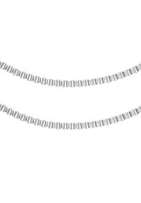Collana in metallo argento caratterizzata da anelli rettangolari intercomunicanti, texture liscia, con una finitura lucida e forma uniforme in tutto.