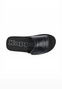Sandalo infradito nero con una ampia fascia trasparente caratterizzata dal logo "Kappa" in rilievo. Plantare morbido e suola in gomma solida. Design semplice ed elegante.