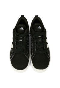 Czarne płócienne trampki z białymi gumowymi podeszwami, z czarnymi sznurówkami, markowym językiem, białymi akcentami i kontrastowymi detalami w ściegach.