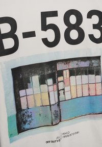 Vitt T-shirt med stor svart text "B-583" och en färgglad grafik av ett fönster. Designen har pastellfärger och en strukturerad yta.