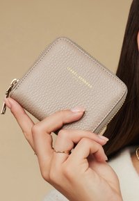 Isabel Bernard Geldbörse - taupe   beige