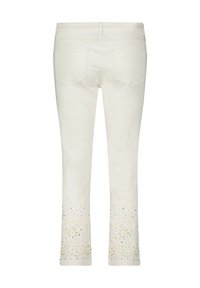 Białe dżinsy w stylu dzwonów z ozdobnym haftem kwiatowym i detalami z ćwiekami na krawędzi, pięć kieszeni i średni stan.
