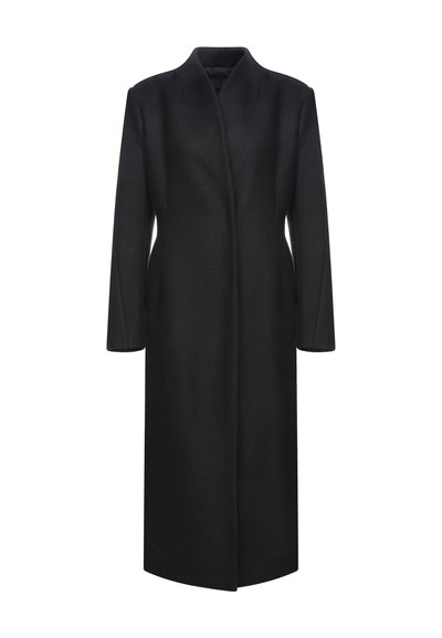 Cappotto di lana nera con colletto alto, maniche lunghe e taglio dritto. Design minimalistico senza chiusure o pattern visibili.