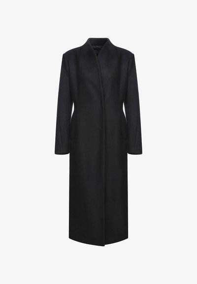 Cappotto di lana nera con colletto alto, maniche lunghe e taglio dritto. Design minimalistico senza chiusure o pattern visibili.