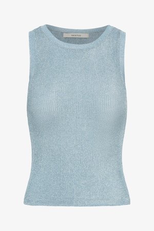 Mouwloos lichtblauw metallic geribd gebreid topje met een ronde hals en een label met de tekst "GESTUZ" aan de binnenkant van de kraag.