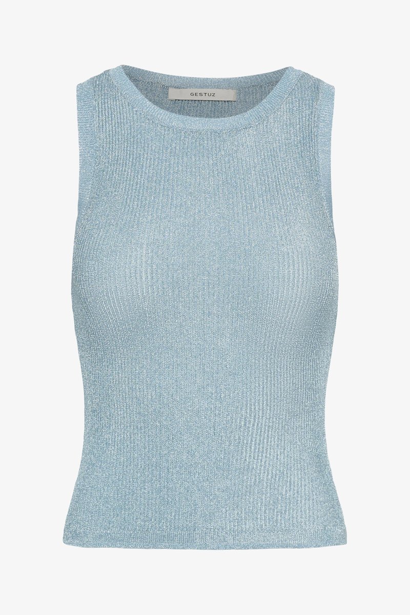 Αμάνικο, ανοιχτό μπλε μεταλλικό ριμπ πλεκτό τοπ με στρογγυλή λαιμόκοψη και ετικέτα με την ένδειξη "GESTUZ" μέσα στο γιακά.