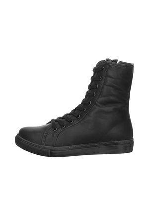 Schwarzer High-Top-Ledersneaker mit schwarzen Schnürsenkeln und flacher Gummisohle, von der Außenseite gezeigt.