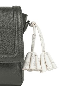 Borsa in pelle nera texturizzata con chiusura a patta e due nappine in pelle bianca con motivi in rilievo. Design compatto e strutturato.