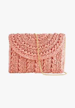 Lyserød vævet clutch-pung med en rundet flap og en tynd guldkæde på hvid baggrund.