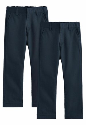 Zwei Paare dunkelblauer, gerade geschnittener Hosen mit Gürtelschlaufen und Vordertaschen, nebeneinander auf weißem Hintergrund gezeigt.