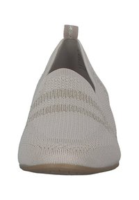 Slip-on sko med et strikket design i lys beige. Har teksturerede striber og en bageste pull tab. Fleksibelt materiale og blød sål.