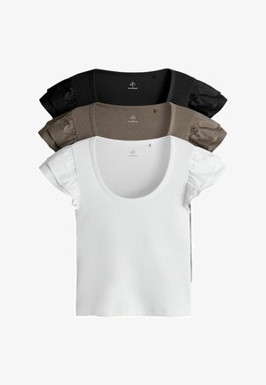 Tre kortærmede ribstrikkede toppe stablet, med puffede ærmer i hvid, taupe og sort farve.