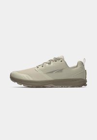 Shoe atlético de cor cinza claro com parte superior de malha respirável, calcanhar reforçado e sola texturizada para tração. Apresenta um design minimalista e atacadores.