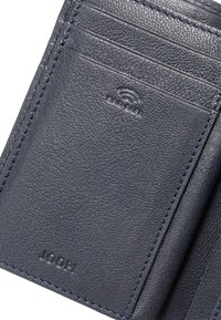 Portafoglio in pelle blu navy con più slot per carte, superficie testurizzata e cuciture a contrasto blu. Include un dettaglio di branding in rilievo.